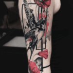CNX Tattoo Schwalbe und Mohnblume Trash-Polka Schwarz Rot Farbklecksen Tattoo Arm von CNX Tattoo Berlin Prenzlauer Berg