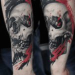 CNX Tattoo Totenkopf Trash-Polka Schwarz Rot Farbklecksen Tattoo Arm von CNX Tattoo Berlin Prenzlauer Berg
