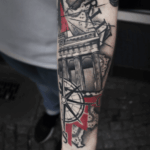 CNX Tattoo Brandenburger Tor Trash-Polka Schwarz Rot Farbklecksen Tattoo Arm von CNX Tattoo Berlin Prenzlauer Berg