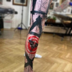 CNX Tattoo Zelda Play Station Trash-Polka Schwarz Rot Farbklecksen Tattoo Bein von CNX Tattoo Berlin