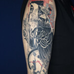 CNX Tattoo Eule Trash-Polka Schwarz Rot Farbklecksen Tattoo Arm von CNX Tattoo Berlin