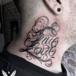 CNX Tattoo Schriftzug Tattoo Hals von CNX Tattoo Berlin Prenzlauer Berg