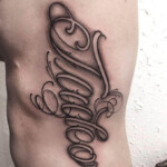 CNX Tattoo Schriftzug Tattoo Rippen von CNX Tattoo Berlin Prenzlauer Berg