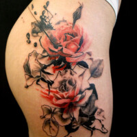 Rosen Tattoo Abstrakt Realistic Farbe Oberschenkel von CNX Tattoo Berlin Prenzlauer Berg