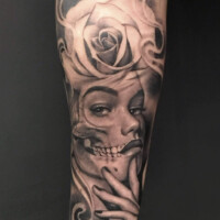 Frauenportrait Tattoo Realistic Arm von CNX Tattoo Berlin Prenzlauer Berg