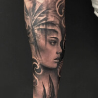 Frauenportrait Tattoo Realistic Arm von CNX Tattoo Berlin Prenzlauer Berg