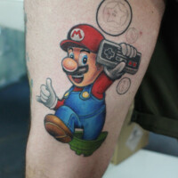 Super Mario Tattoo farbig Oberschenkel von CNX Tattoo Berlin Prenzlauer Berg