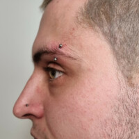 Augenbraue Piercing Titan gestochen von CNX Tattoo Berlin Prenzlauer Berg