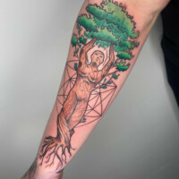 Lebensbaum Tattoo Neotraditional in Farbe Arm von CNX Tattoo Berlin Prenzlauer Berg
