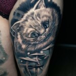 Grinsekatze Alice im Wunderland Tattoo Realistic Oberschenkel von CNX Tattoo Berlin Prenzlauer Berg