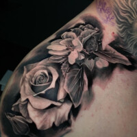 Rosen Tattoo Realistic Schulter von CNX Tattoo Berlin Prenzlauer Berg