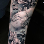 Baby Hand Eltern Liebe Tattoo Realistic am Arm von CNX Tattoo Berlin Prenzlauer Berg