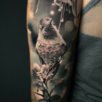 Vogel Tattoo Realistic Oberarm von CNX Tattoo Berlin Prenzlauer Berg