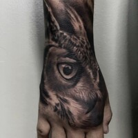Eule Tattoo Realistic Handrücken von CNX Tattoo Berlin Prenzlauer Berg