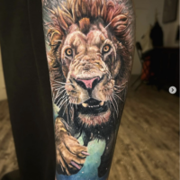 Löwe farbig Tattoo Realistic Bein von CNX Tattoo Berlin Prenzlauer Berg