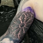 Gotische Fenster Tattoo Realistic Oberarm von CNX Tattoo Berlin Prenzlauer Berg