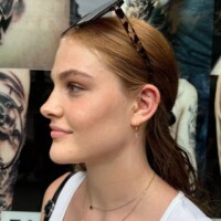 Flat Piercing Kristall Titan gestochen von CNX Tattoo Berlin Prenzlauer Berg