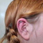 Helix Piercing Kristall Titan gestochen von CNX Tattoo Berlin Prenzlauer Berg