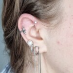 Forward Helix Kristall Piercing Titan gestochen von CNX Tattoo Berlin Prenzlauer Berg