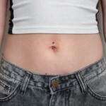Bauchnabel Piercing Titan Standardschmuck gestochen von CNX Tattoo Berlin Prenzlauer Berg