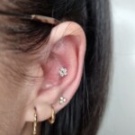 Conch Piercing Kristall Blume Titan gestochen von CNX Tattoo Berlin Prenzlauer Berg
