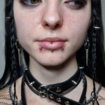 Snakebite Piercing Titan gestochen von CNX Tattoo Berlin Prenzlauer Berg