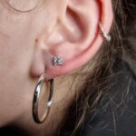 Zweites Ohrloch Piercing Kristall von CNX Tattoo Berlin Prenzlauer Berg