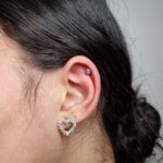 Helix Piercing Kristall Teardrop Titan gestochen von CNX Tattoo Berlin Prenzlauer Berg