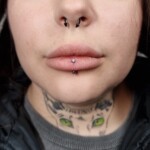 Vertical Labret Piercing Titan gestochen von CNX Tattoo Berlin Prenzlauer Berg