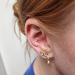 conch Piercing Trinity 16K vergoldet mit Kristall von CNX Tattoo Berlin Prenzlauer Berg