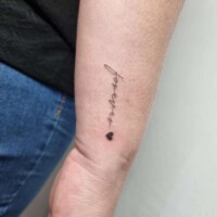 Schriftzug Fineline Tattoo Handgelenk von CNX Tattoo Berlin Prenzlauer Berg