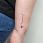 Schriftzug Fineline Tattoo Handgelenk von CNX Tattoo Berlin Prenzlauer Berg