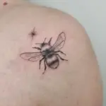 Hummel Mikrorealismus Filigran Tattoo Schulter von CNX Tattoo Berlin Prenzlauer Berg