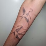 Schwalben Mikrorealismus Filigran Tattoo Unterarm von CNX Tattoo Berlin Prenzlauer Berg