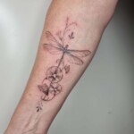 Fineline Libelle Tattoo Arm von CNX Tattoo Berlin Prenzlauer Berg
