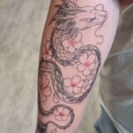 Drachen Finleine Filigran Tattoo Unterarm von CNX Tattoo Berlin Prenzlauer Berg