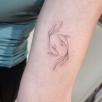 Fische Fineline Filigran Tattoo Oberarm von CNX Tattoo Berlin Prenzlauer Berg