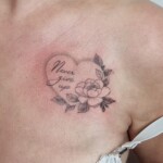 Herz mit Rose Fineline Mikrorealismus Filigran Tattoo Brust von CNX Tattoo Prenzlauer Berg Berlin