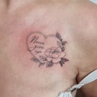 Herz mit Rose Fineline Mikrorealismus Filigran Tattoo Brust von CNX Tattoo Prenzlauer Berg Berlin