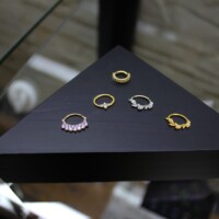 Große Auswahl an Daith Piercing Kristall aus Titan, 18K Gold und Chirurgenstahl in CNX Tattoo Berlin Prenzlauer Berg