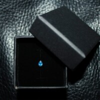 Ohr Piercing Titan Blau Kristall Tropfen von CNX Tattoo Berlin Prenzlauer Berg