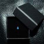 Ohr Piercing Titan Blau Kristall Tropfen von CNX Tattoo Berlin Prenzlauer Berg