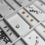 Große Auswahl an Conch Piercing Aufsätzen aus Titan, 18K Gold und Chirurgenstahl in CNX Tattoo Berlin Prenzlauer Berg