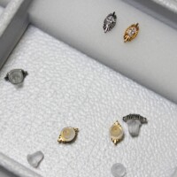 Große Auswahl an Tragus Piercing Aufsätzen aus Titan, 18K Gold und Chirurgenstahl in CNX Tattoo Berlin Prenzlauer Berg