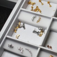 Große Auswahl an Helix Piercing Kristall aus Titan, 18K Gold und Chirurgenstahl in CNX Tattoo Berlin Prenzlauer Berg