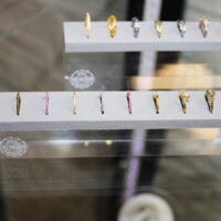 Große Auswahl an Conch Ring Kristall aus Titan, 18K Gold und Chirurgenstahl in CNX Tattoo Berlin Prenzlauer Berg