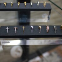 Große Auswahl an Conch Ring Piercing aus Titan, 18K Gold und Chirurgenstahl in CNX Tattoo Berlin Prenzlauer Berg