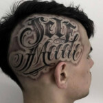 Schriftzug Tattoo am Kopf von CNX Tattoo Berlin Prenzlauer Berg