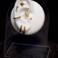 Individuelle Ohr-Piercing designs Gold in Berlin - CNX Tattoo Studio Prenzlauer Berg hilft dir , dein einzigartiges Ohrdesign zu kreieren